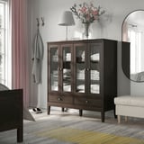 Gemütliches Schlafzimmer mit SJÖTÅTEL-Schrank, Bettwäsche, Lampe, Blumen, gestreiftem Teppich, Spiegel, Bett. Teppich grau mit gelben Akzenten.