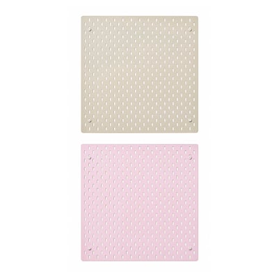 Zwei quadratische Steckbretter, eine hellbeige, eine pastellrosa, mit gleichmäßig verteilten Löchern an den Rändern.