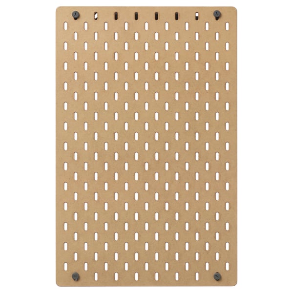 Eine beige Stecktafel von ikea SKÅDIS mit gleichmäßig verteilten Löchern zum Aufhängen von Accessoires. Er dient als vielseitiger Stauraum für verschiedene Räume.