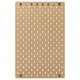 Eine beige Stecktafel von ikea SKÅDIS mit gleichmäßig verteilten Löchern zum Aufhängen von Accessoires. Er dient als vielseitiger Stauraum für verschiedene Räume.