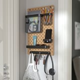 Steckbrett-Organizer mit Körben, Regalen, Haken und Telefonhalter für kleine Gegenstände. Perfekt für das Homeoffice oder den Eingangsbereich.