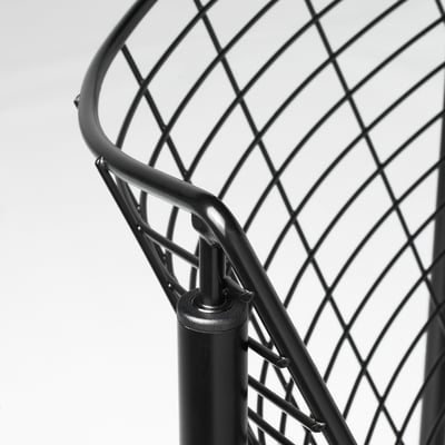 Eine Nahaufnahme des robusten Metallrahmens von SKÅLBODA, der die robusten Schweißnähte und das langlebige schwarze Finish hervorhebt.
