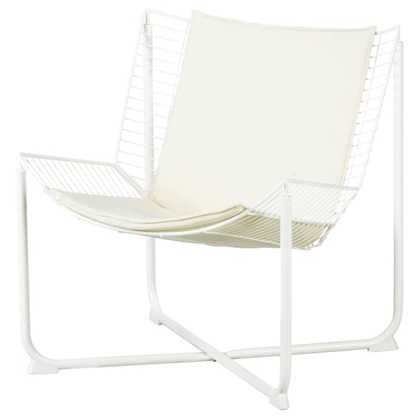Ein weißer SKÅLBODA-Sessel mit weißem Kissen. Der Stuhl ist modern, minimalistisch und aus Metall mit einem schlanken Design.