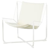Ein weißer SKÅLBODA-Sessel mit weißem Kissen. Der Stuhl ist modern, minimalistisch und aus Metall mit einem schlanken Design.