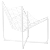 Ein weißer SKÅLBODA Sessel, ein IKEA-Klassiker. Es handelt sich um ein schüsselförmiges Design mit einer netzartigen Sitzfläche und Rückenlehne, die von einem Metallrahmen getragen wird.