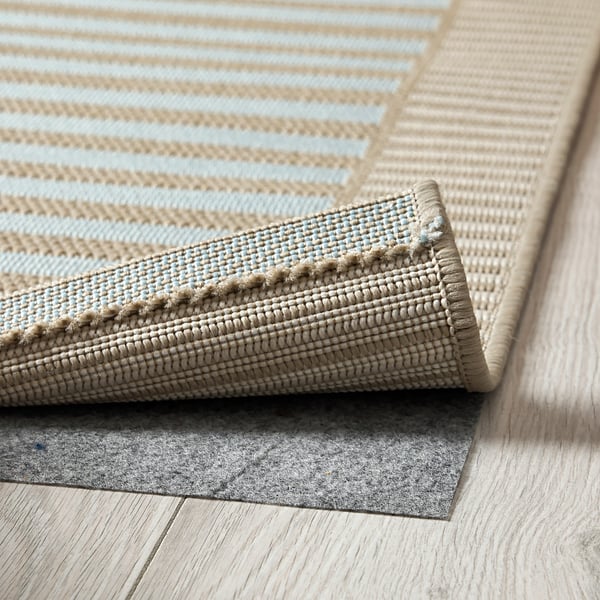 Teppich mit rutschfester Unterlage, geeignet für den Innen- und Außenbereich, auf Holzboden verlegt.