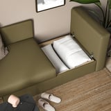 Schlafsofa mit verstecktem Stauraum offen, mit Kissen im Inneren. Olivgrün mit beigen Kissen.