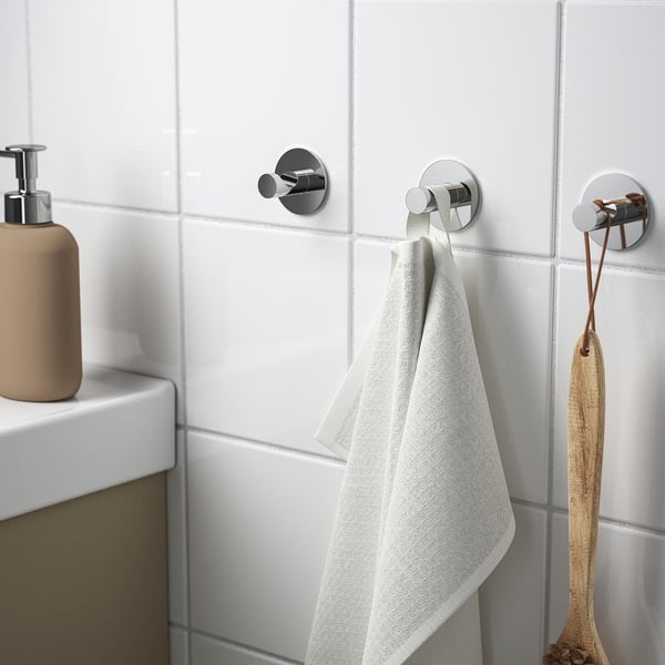 Badezimmerhaken mit Handtüchern; Wandmontage ohne Bohren; verwendetes Klebeband.