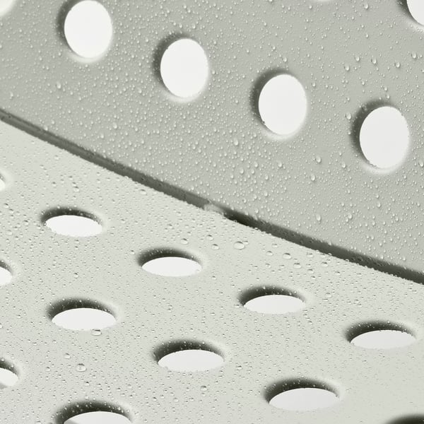 Outdoor-Stuhl aus Metall mit perforiertem Sitz und Wassertropfen, entwickelt für Komfort und Haltbarkeit.