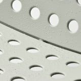 Outdoor-Stuhl aus Metall mit perforiertem Sitz und Wassertropfen, entwickelt für Komfort und Haltbarkeit.