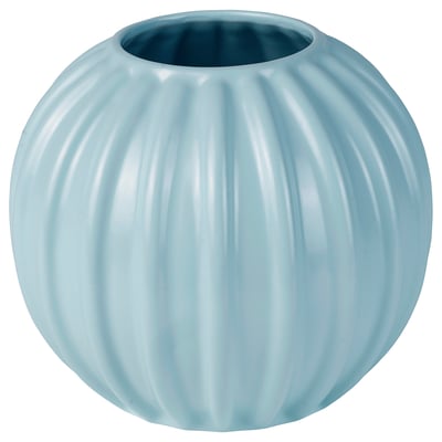 Eine hellblaue Vase SKOGSTUNDRA aus glasiertem Steinzeug mit vertikalen Rillen und einer glatten, abgerundeten Form.