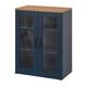Option: Der SKRUVBY-Schrank ist ein hoher, blaugrüner Schrank mit Doppelglastüren und Holzplatte. Es hat ein klassisches Design mit Metallgriffen.