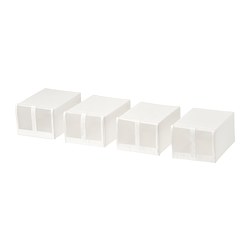 Vier nebeneinander aufgereihte weiße Schuhaufbewahrungsboxen aus Mesh und robustem Material, die für die Organisation von Schuhen in einem Kleiderschrank konzipiert sind.