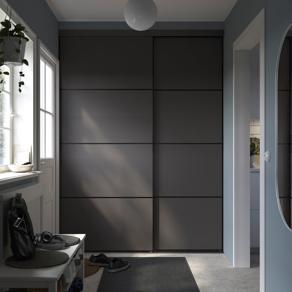 Moderner grauer Flur: SKYTTA Schrankwand & Schuhregal, mit Fenster.