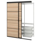 Ein SKYTTA-Kleiderschrank aus Holz und Metall mit Schiebetüren und Drahtkörben. Es hat drei Fächer und eine Aufhängestange.