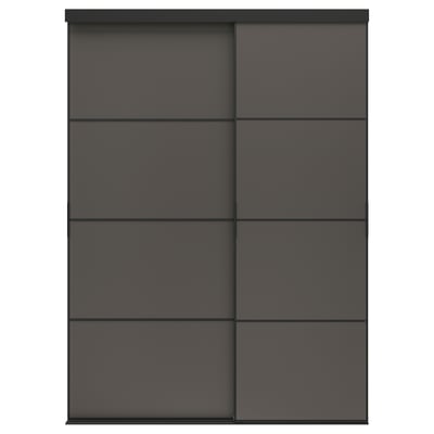 Ein dunkelgrauer Schiebeschrank SKYTTA mit minimalistischem Design. Es besteht aus vier Paneelen mit einem schlanken, modernen Look.