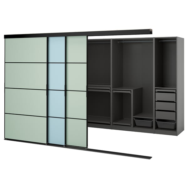 Moderner Kleiderschrank mit Glasschiebetüren, dunklen Rahmen und internen Organizern mit Regalen und Schubladen.