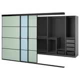Moderner Kleiderschrank mit Glasschiebetüren, dunklen Rahmen und internen Organizern mit Regalen und Schubladen.