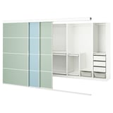 SKYTTA Kleiderschrank, weiß, mattgrün getönte Türen, blaue Mitte, mehrere Fächer.