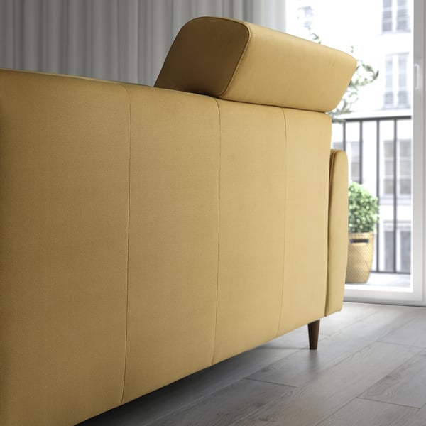 Ein modernes gelbes Sofa, SLATORP, mit verstellbaren Rückenkissen für zusätzlichen Kopfkomfort. Es ist eine hohe Rückenlehne und ein stützender Sitz, ideal zum Entspannen.