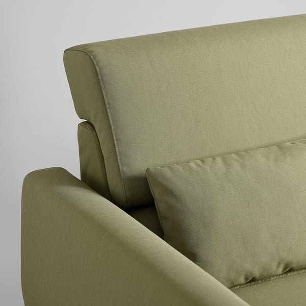 Modernes olivgrünes Sofa mit gepolsterter Rückenlehne und Sitzfläche, entworfen für Komfort.
