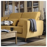 Hellgelbes modernes Sofa mit Kissen, Überwurf und Couchtisch. Komfortable und stilvolle Wohnzimmereinrichtung.