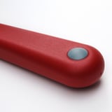 Rotes Küchenmesser aus Kunststoff mit blauer Endkappe, das auf Sicherheit ausgelegt ist.