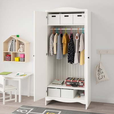 Kinderschrank mit Schiene, Regalen, Büchern und Spielzeug; Aus Sicherheitsgründen an der Wand befestigt.