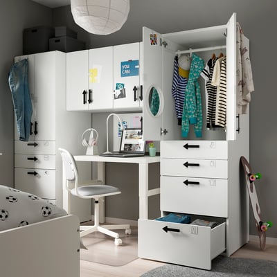 Kinderzimmer mit SMÅSTAD-Kleiderschrank, Schreibtisch und Fußballbett