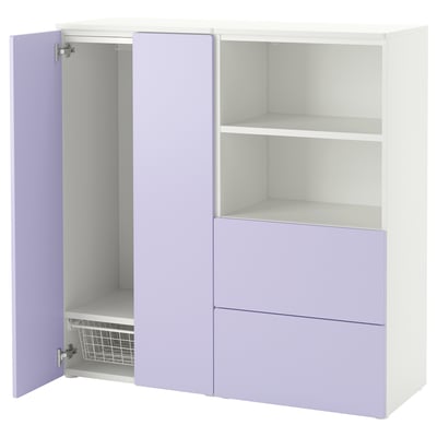 Ein Kinderschrank SMÅSTAD in hellem Lila und Weiß mit offenen Regalen, Schubladen und einem Kleiderschrank.