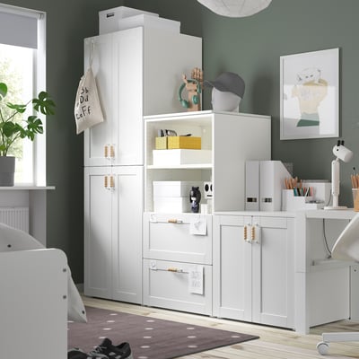 SMÅSTAD Kleiderschrank mit Regalen und Schubladen, grüne Wand, gepunkteter Teppich, Stuhl.