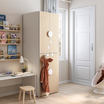 Modernes Kinderzimmer mit beigem Kleiderschrank, Regalen, kleinem Schreibtisch, Spielzeug und minimalistischer Einrichtung.