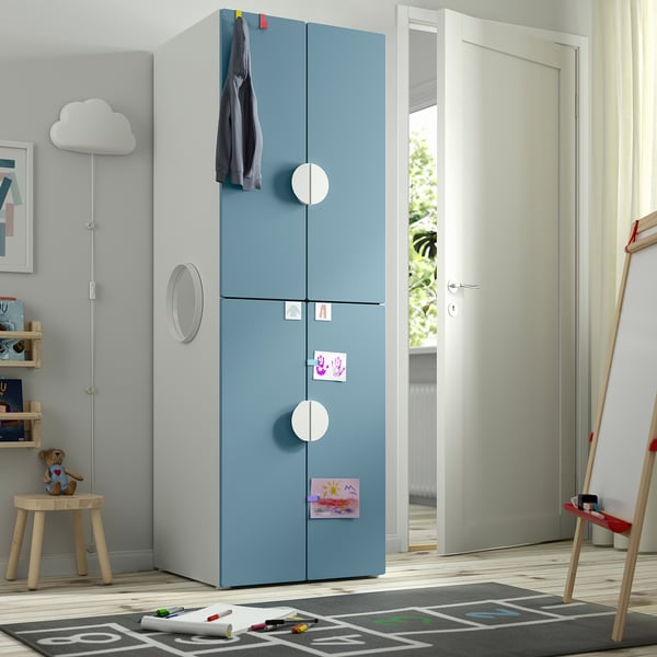 Blauer SMÅSTAD Kinderschrank mit 2 Türen in der Nähe von weißer Tür und Spielzeug