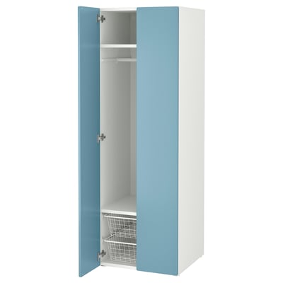 Ein blau-weißer SMÅSTAD-Kleiderschrank mit einer offenen Tür, die den Blick auf Regale und Stauraum im Inneren freigibt.