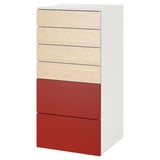 SMÅSTAD Brust in Weiß und Rot. Fünf Schubladen, Holzplatten, bunte Böden, schlankes, modernes Design.