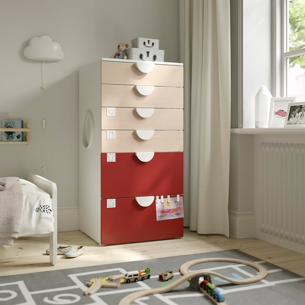 Weiß-rote SMÅSTAD-Kommode mit 6 Schubladen für das Kinderzimmer, hoch und modern.