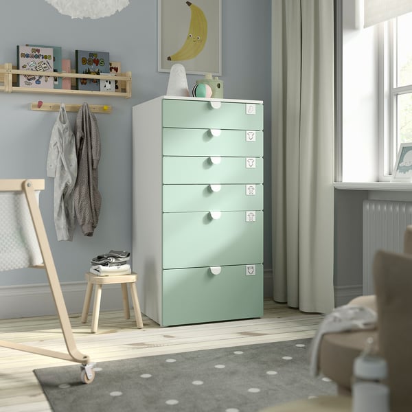 Kinderzimmer mit SMÅSTAD-Schubladen, Fenster, Teppich, Regal, Vorhängen, Bücherregal.