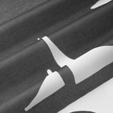 Abstraktes Blattmuster in Schwarz-Weiß, Teil eines strukturierten Paneelvorhangs mit sichtbaren Nähten, präsentiert hochwertiges, modernes Design.