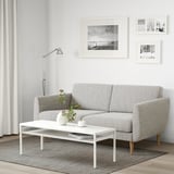 Minimalistisches Wohnzimmer mit SMEDSTORP-Sofa, Couchtisch, Wandkunst und Stehlampe.