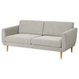 Ein graues SMEDSTORP-Sofa im Retro-Stil und modernem Komfort mit weichen Formen, Schaumstoffkissen, Armlehnen und kegelförmigen Beinen.