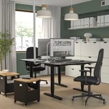 Modernes Büro mit SMÖRKULL-Stühlen, Pendelleuchten und Pflanze.