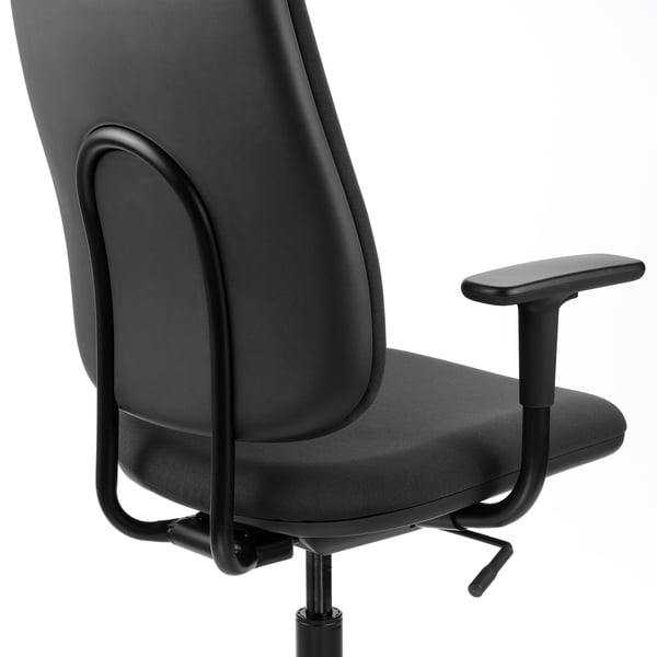 Hochwertiger schwarzer Bürostuhl mit verstellbaren Armlehnen und ergonomischem Design.