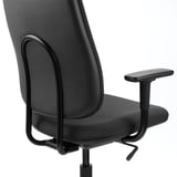 Hochwertiger schwarzer Bürostuhl mit verstellbaren Armlehnen und ergonomischem Design.