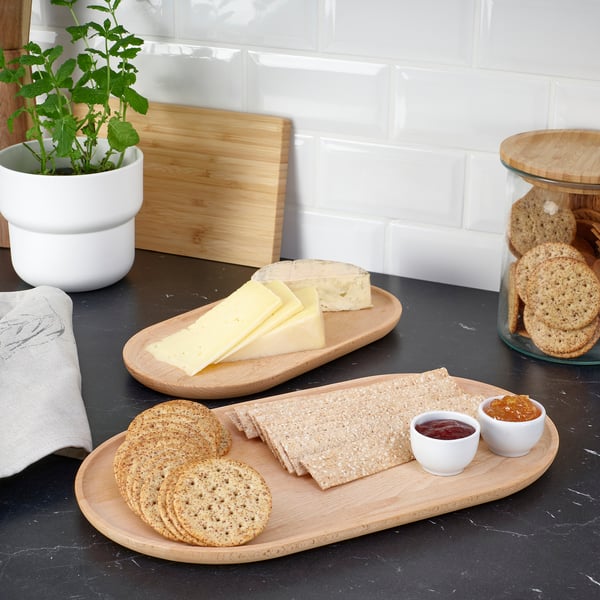 Holztabletts mit Snacks und Marmeladen. Einzigartige Muster, unterschiedliche Größen.
