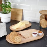 Holztabletts mit Snacks und Marmeladen. Einzigartige Muster, unterschiedliche Größen.