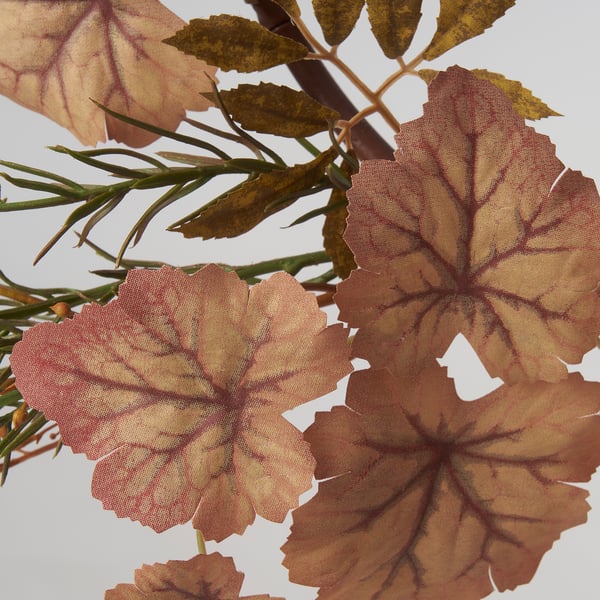Künstlicher Kranz mit realistischen getrockneten Blättern in warmen Herbsttönen, hergestellt aus recycelten Materialien.