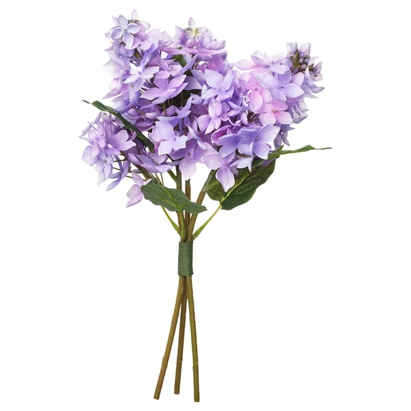 Lila Kunstblumen gebündelt mit grünen Stielen und Blättern.