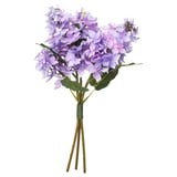 Lila Kunstblumen gebündelt mit grünen Stielen und Blättern.