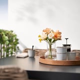 SMYCKA künstliches Bouquet in hellgelb und weiß auf Tablett in der Nähe des Kaffeesets.