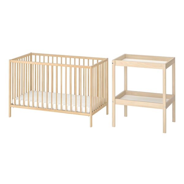 Ikea SNIGLAR Babybett und Wickeltuch aus hellem Holz mit Matratze.